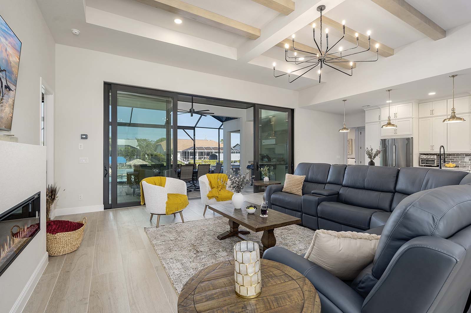 Beheizter Salzwasser-Pool mit Sonnenliegen.