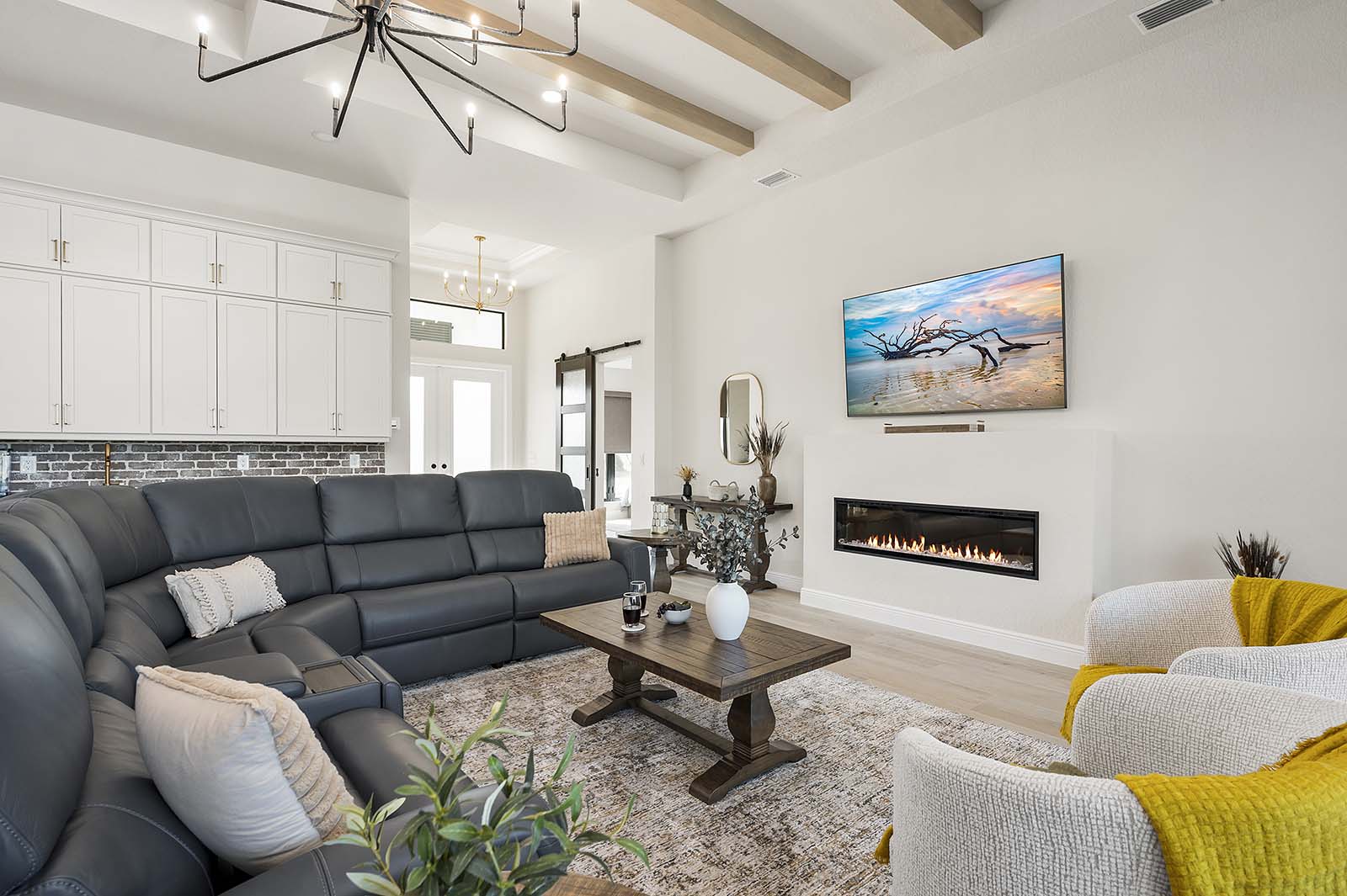 Beheizter Salzwasser-Pool mit Sonnenliegen.