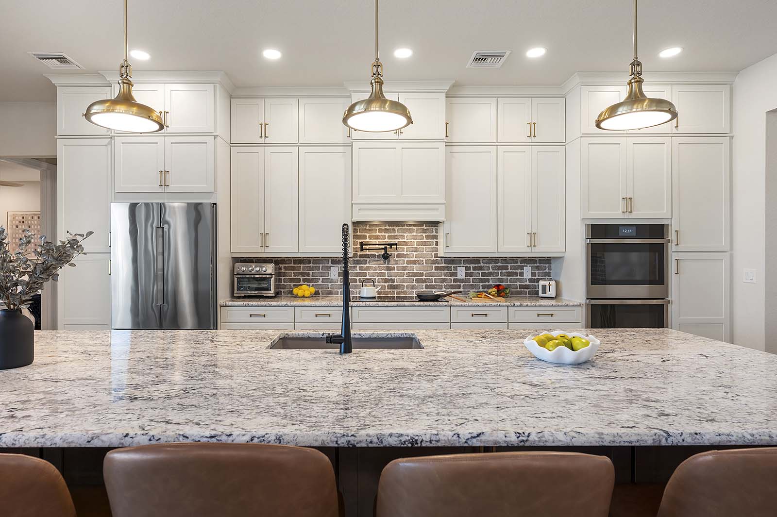 Beheizter Salzwasser-Pool mit Sonnenliegen.