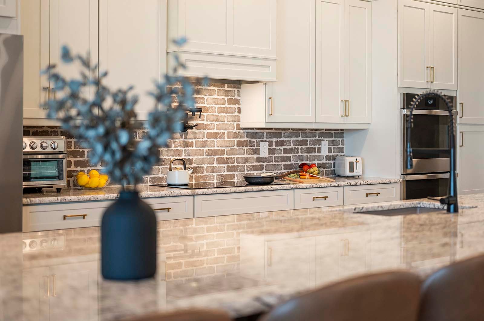 Beheizter Salzwasser-Pool mit Sonnenliegen.