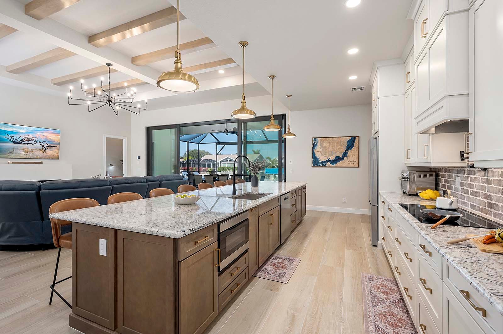 Beheizter Salzwasser-Pool mit Sonnenliegen.