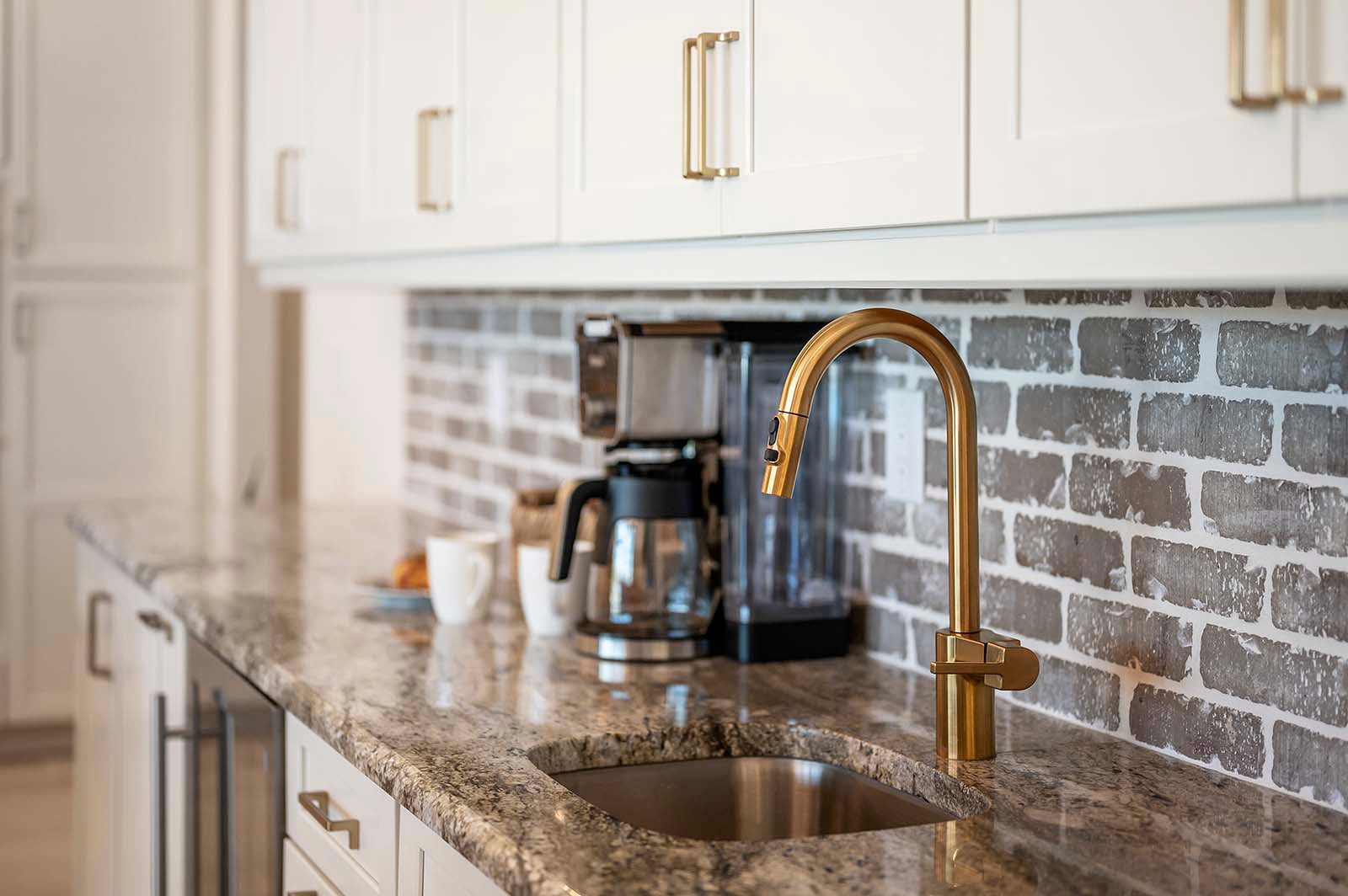 Beheizter Salzwasser-Pool mit Sonnenliegen.