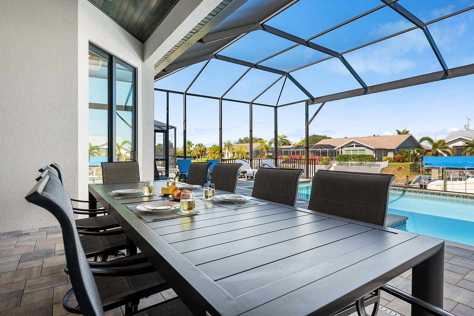 Beheizter Salzwasser-Pool mit Sonnenliegen.