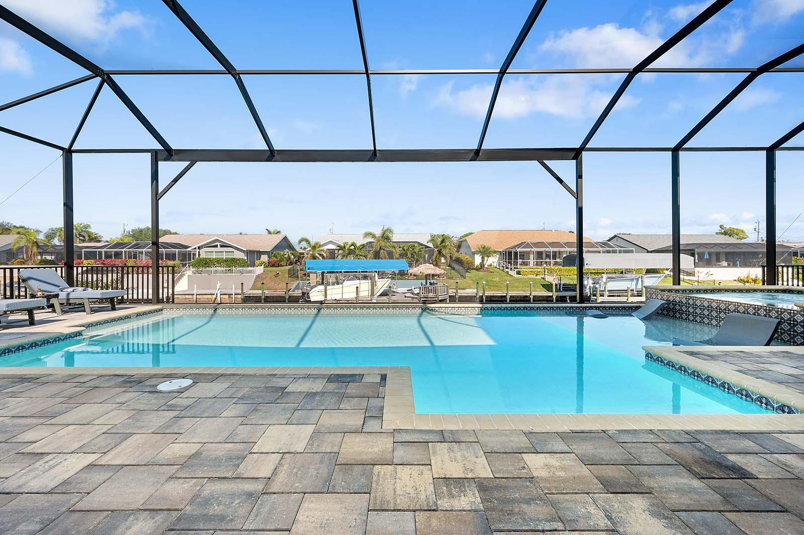 Beheizter Salzwasser-Pool mit Sonnenliegen.