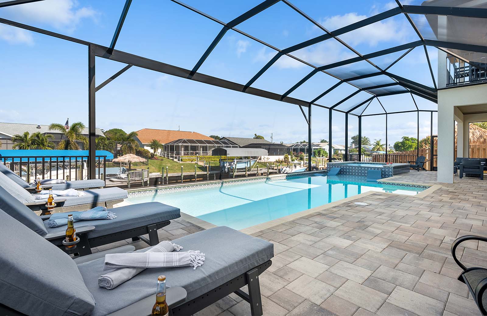 Beheizter Salzwasser-Pool mit Sonnenliegen.