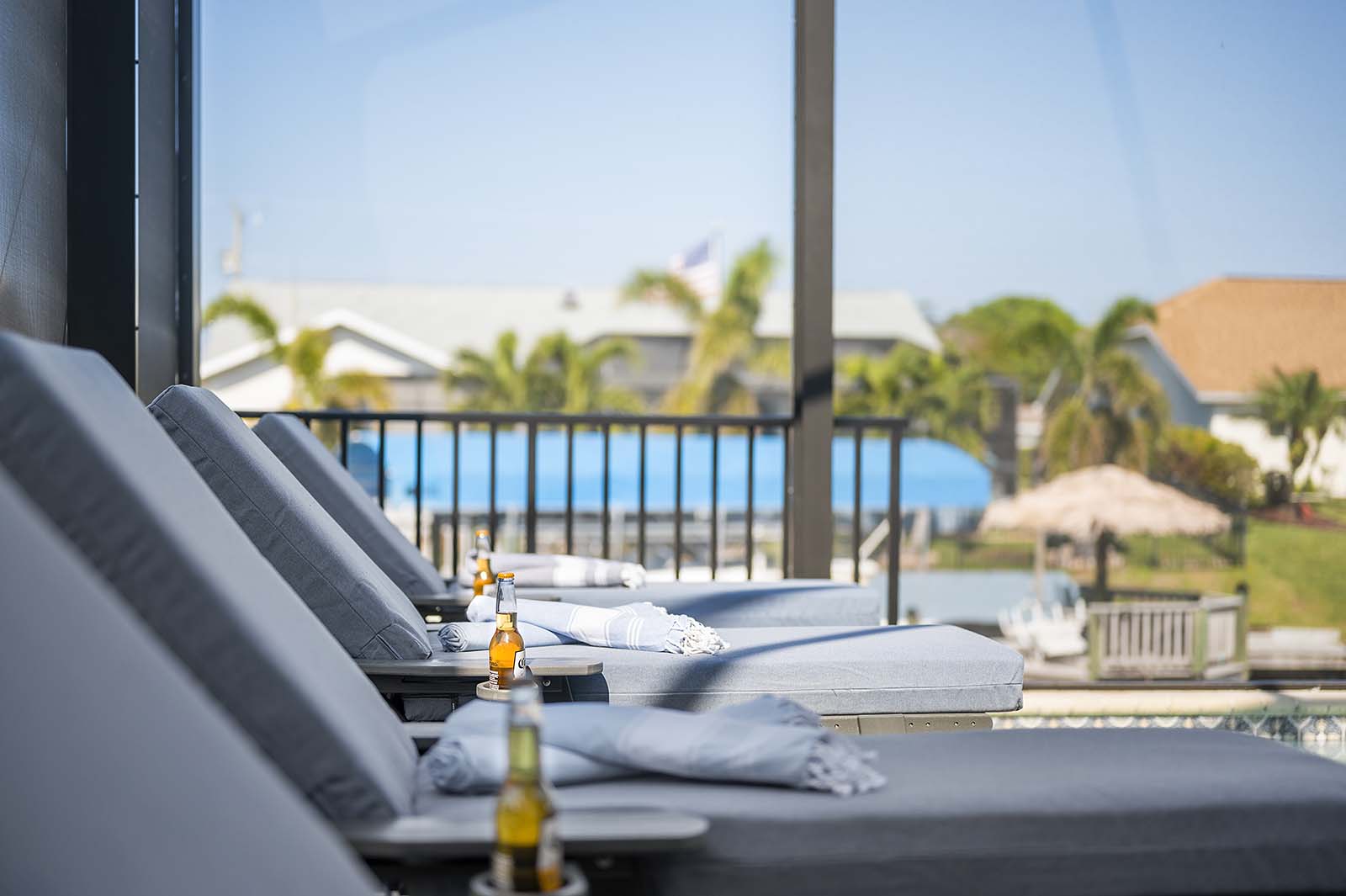 Beheizter Salzwasser-Pool mit Sonnenliegen.