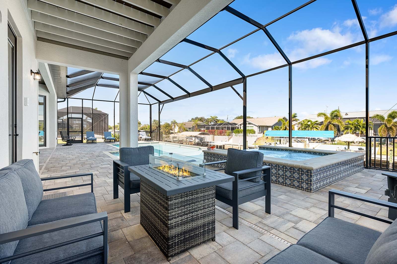 Beheizter Salzwasser-Pool mit Sonnenliegen.