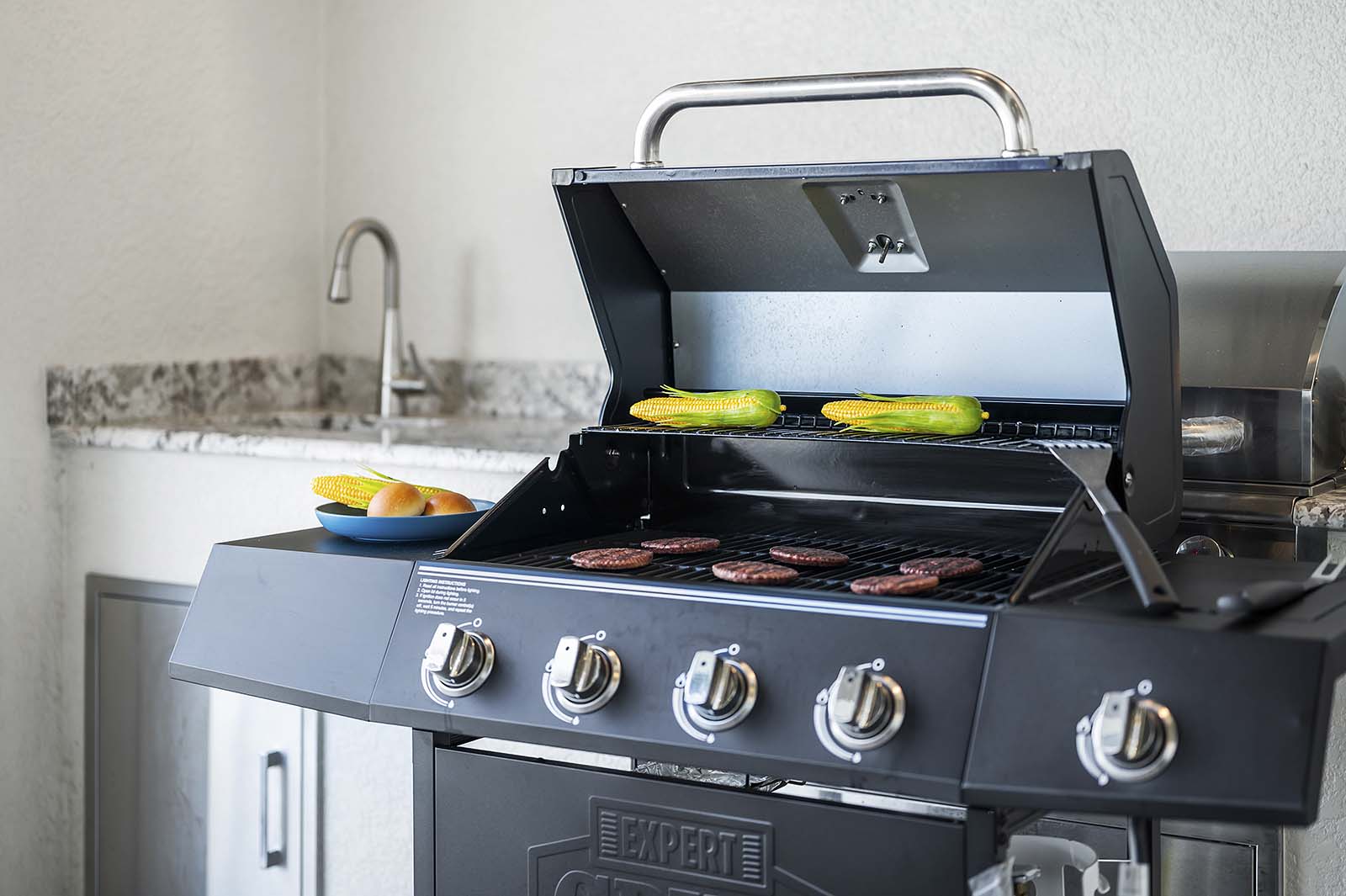 Beheizter Salzwasser-Pool mit Sonnenliegen.