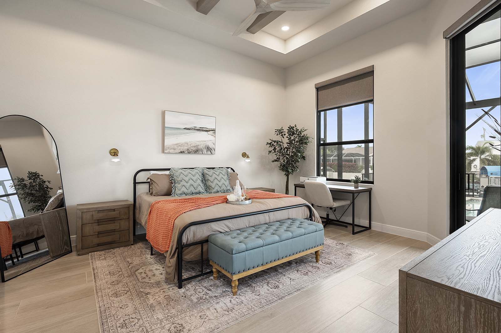 Beheizter Salzwasser-Pool mit Sonnenliegen.