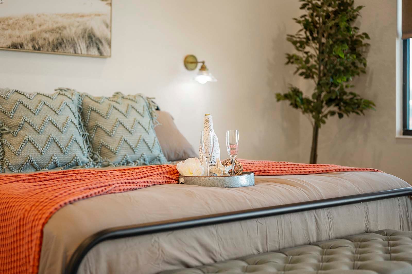 Beheizter Salzwasser-Pool mit Sonnenliegen.