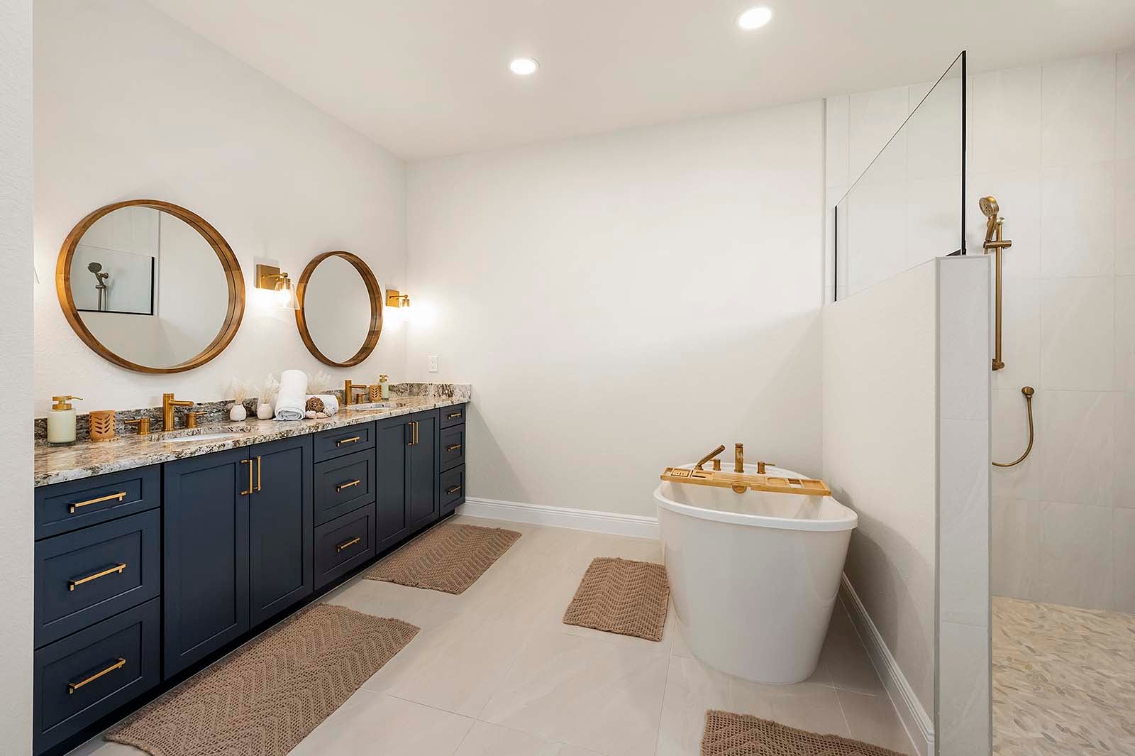 Beheizter Salzwasser-Pool mit Sonnenliegen.