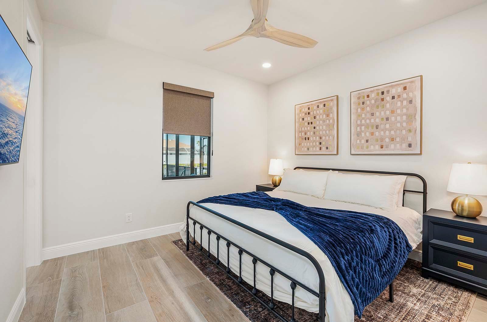 Beheizter Salzwasser-Pool mit Sonnenliegen.