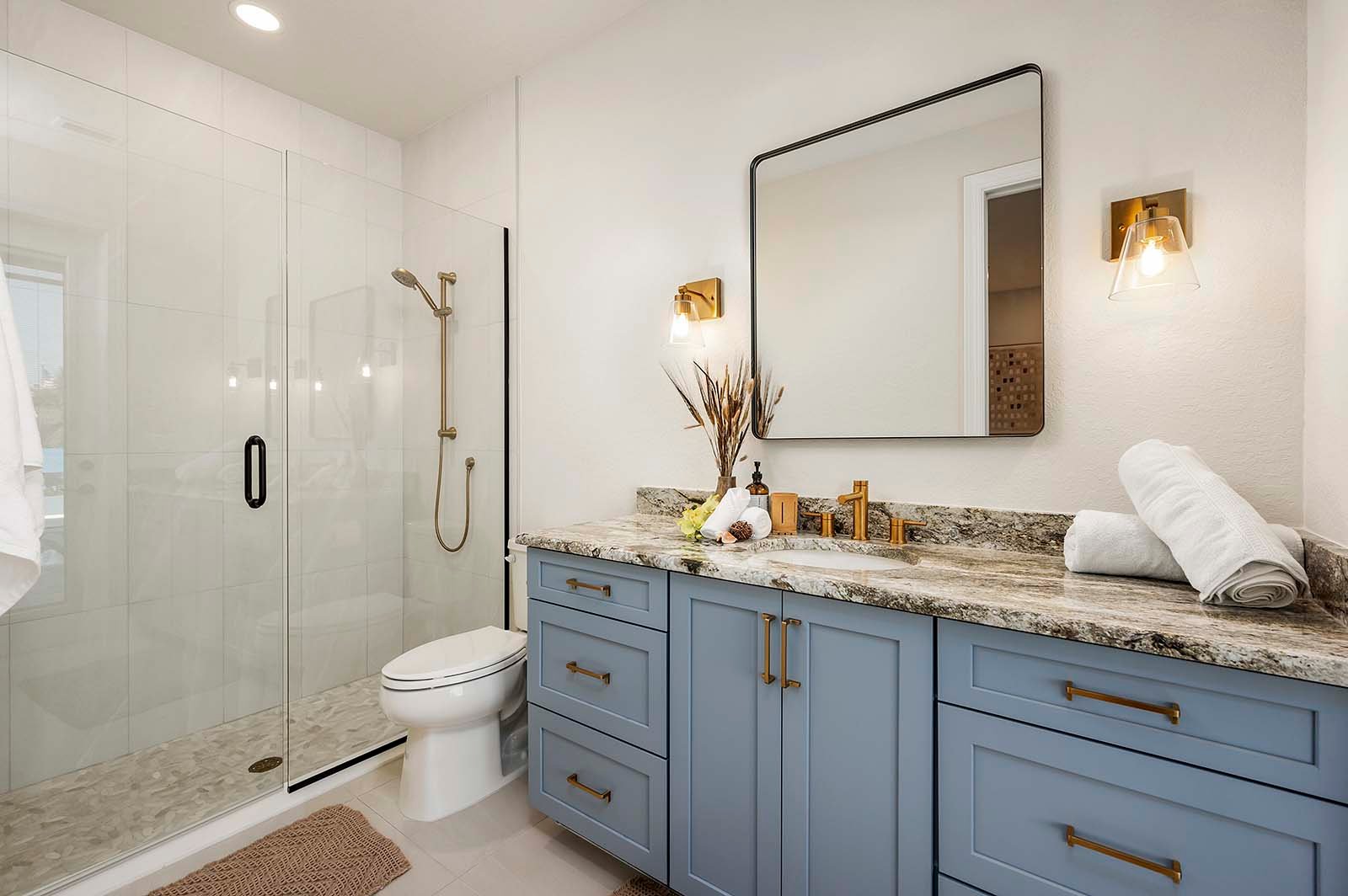 Beheizter Salzwasser-Pool mit Sonnenliegen.