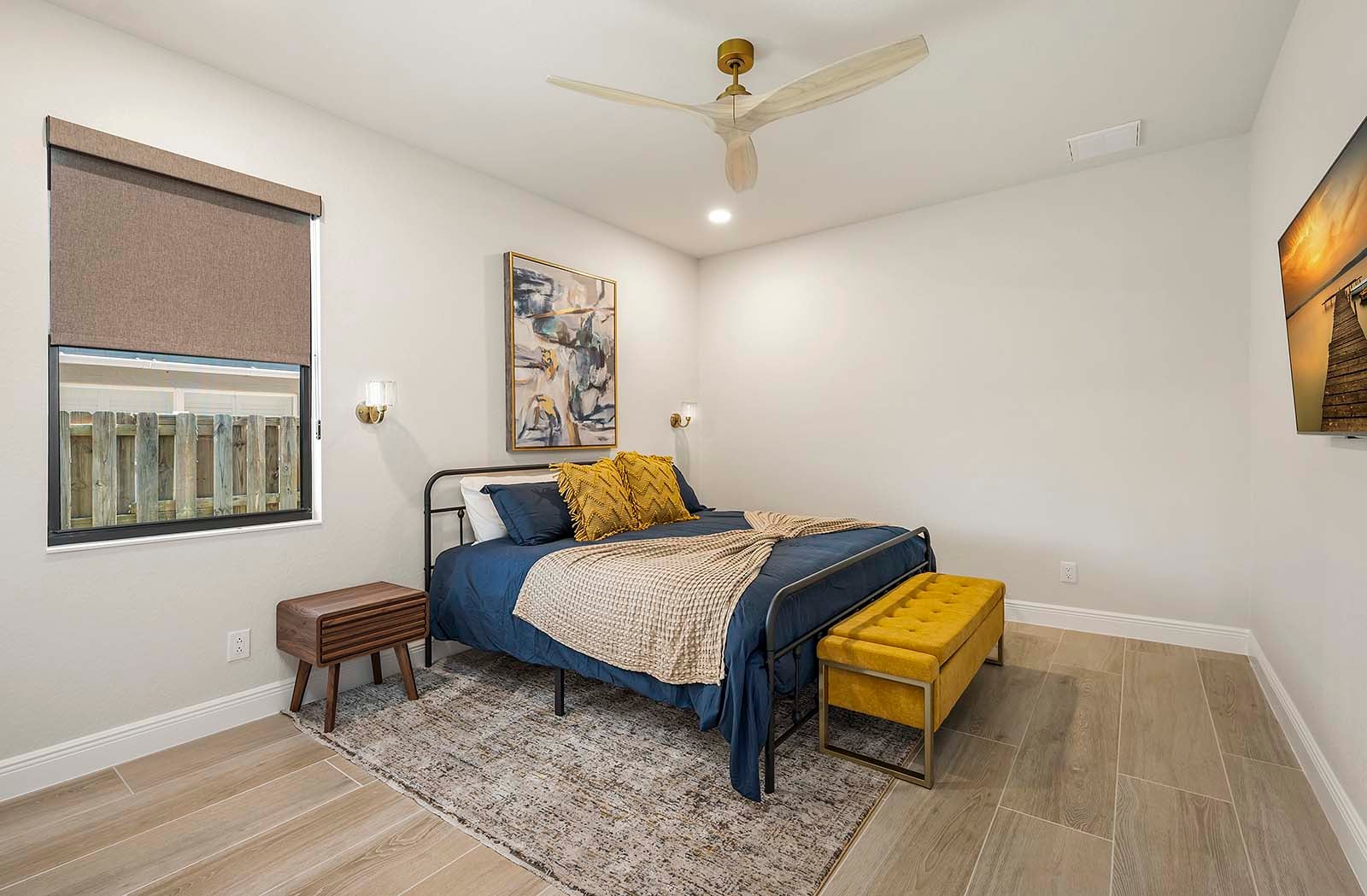 Beheizter Salzwasser-Pool mit Sonnenliegen.