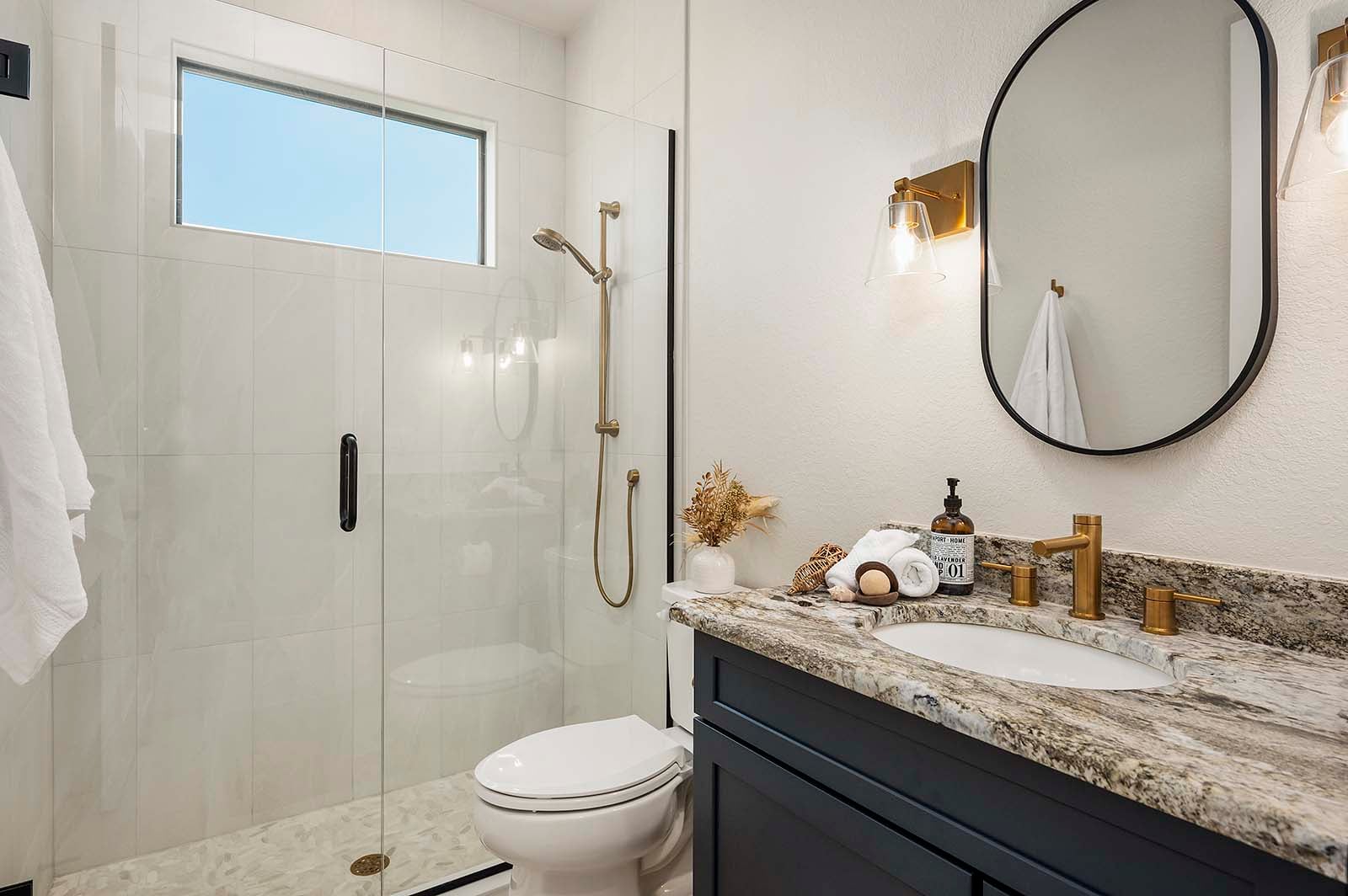 Beheizter Salzwasser-Pool mit Sonnenliegen.