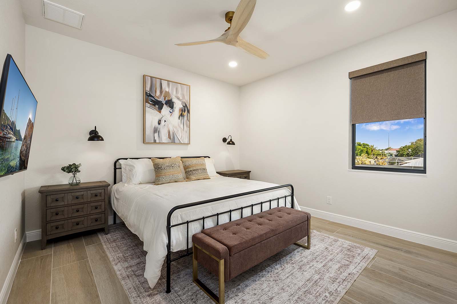 Beheizter Salzwasser-Pool mit Sonnenliegen.