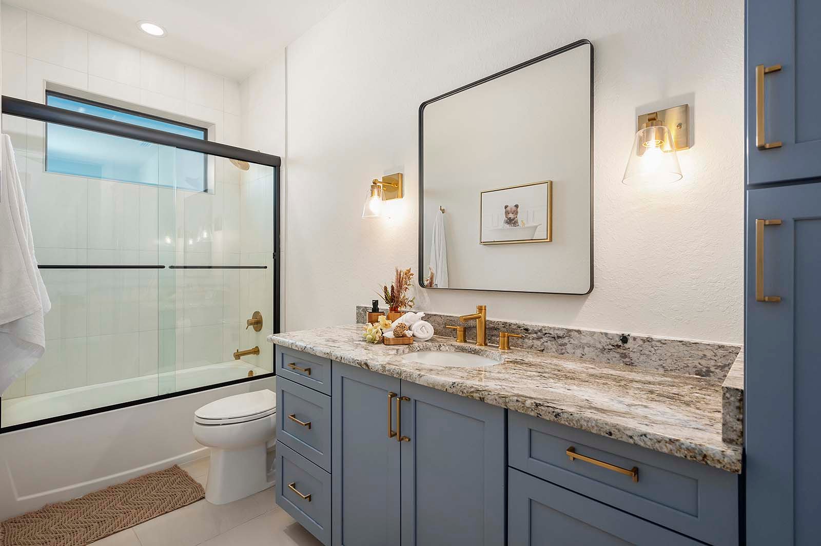 Beheizter Salzwasser-Pool mit Sonnenliegen.