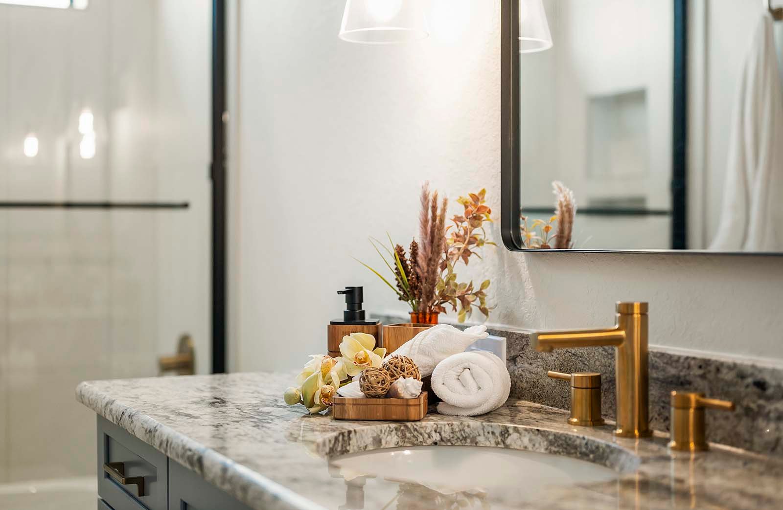 Beheizter Salzwasser-Pool mit Sonnenliegen.