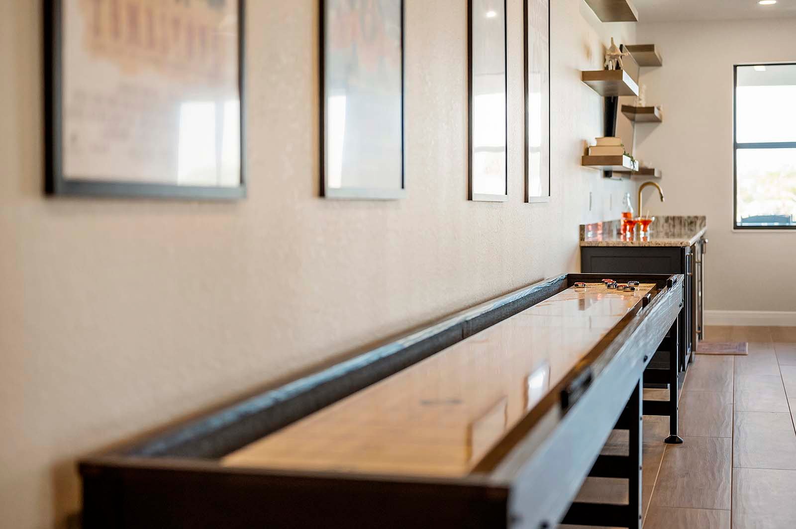 Beheizter Salzwasser-Pool mit Sonnenliegen.