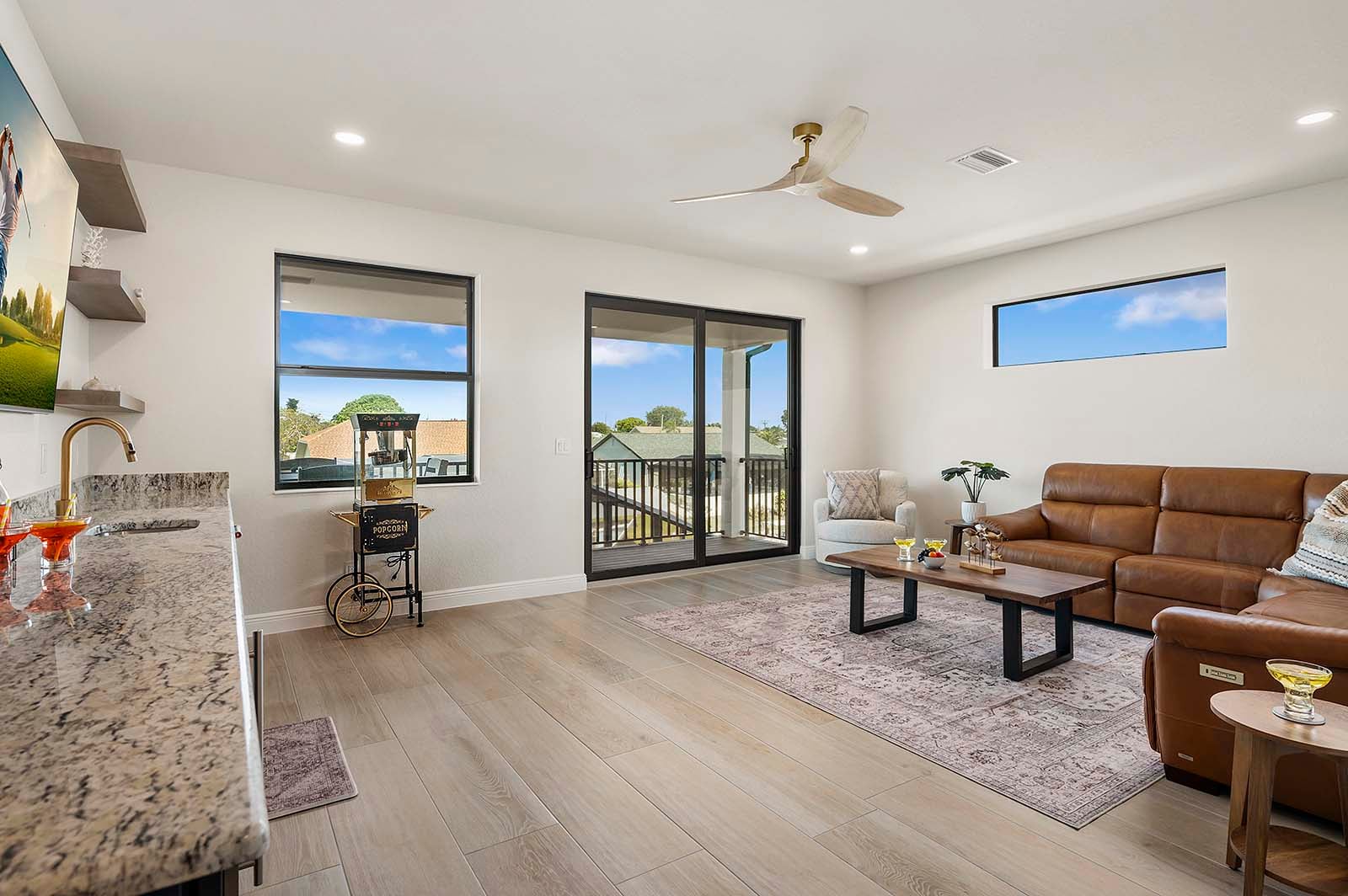 Beheizter Salzwasser-Pool mit Sonnenliegen.