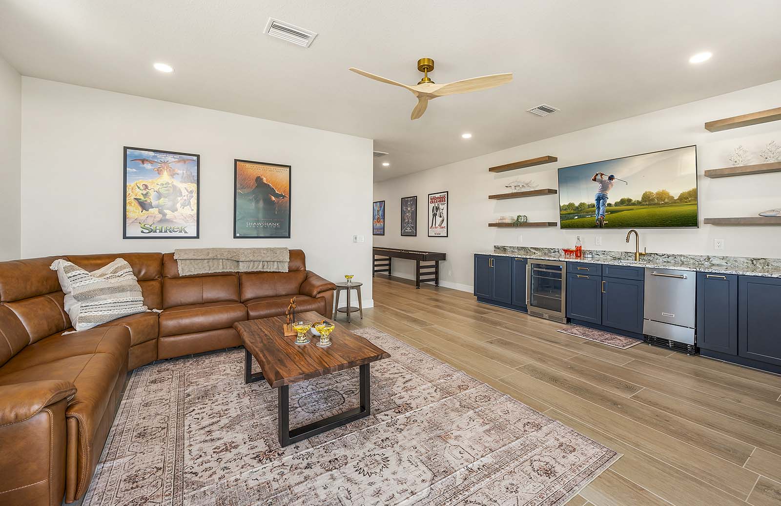 Beheizter Salzwasser-Pool mit Sonnenliegen.