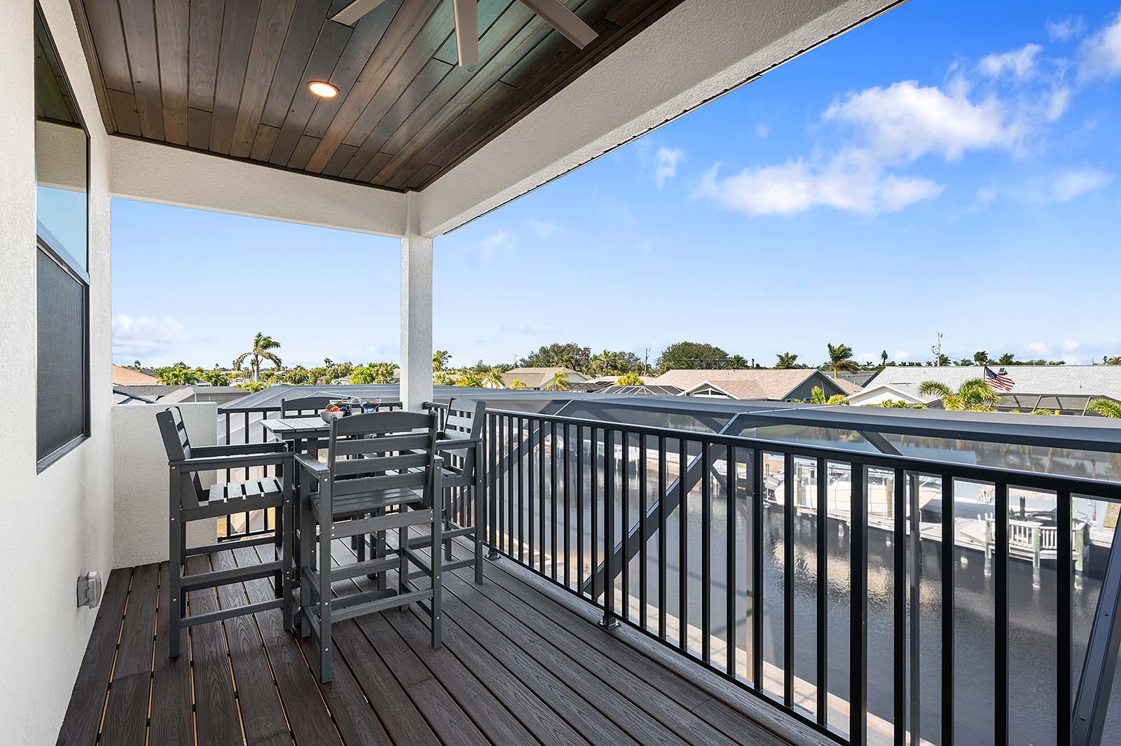 Beheizter Salzwasser-Pool mit Sonnenliegen.