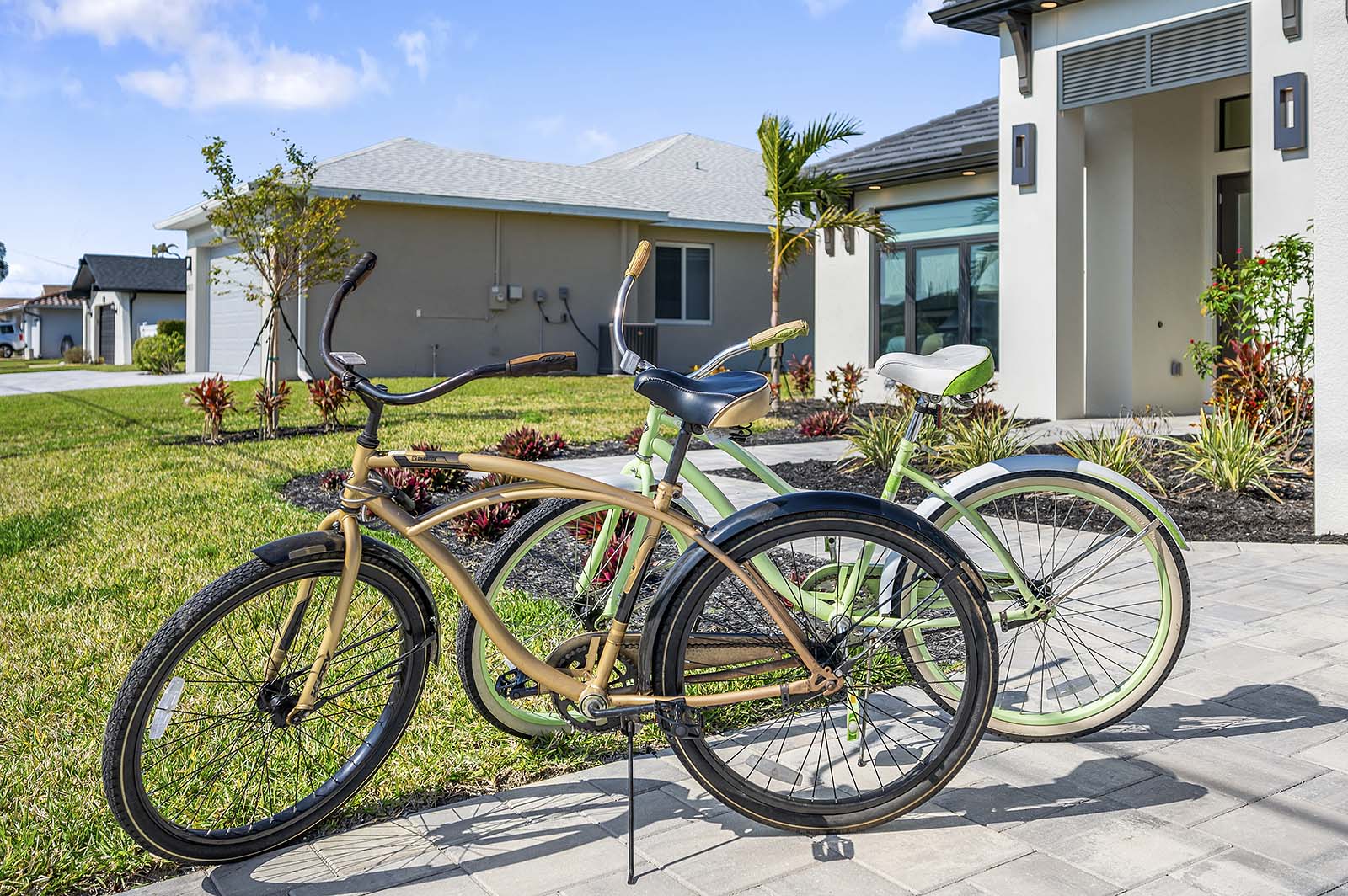 Beheizter Salzwasser-Pool mit Liegen.