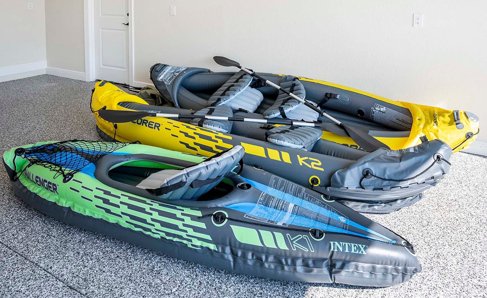 Beheizter Salzwasser-Pool mit Sonnenliegen.