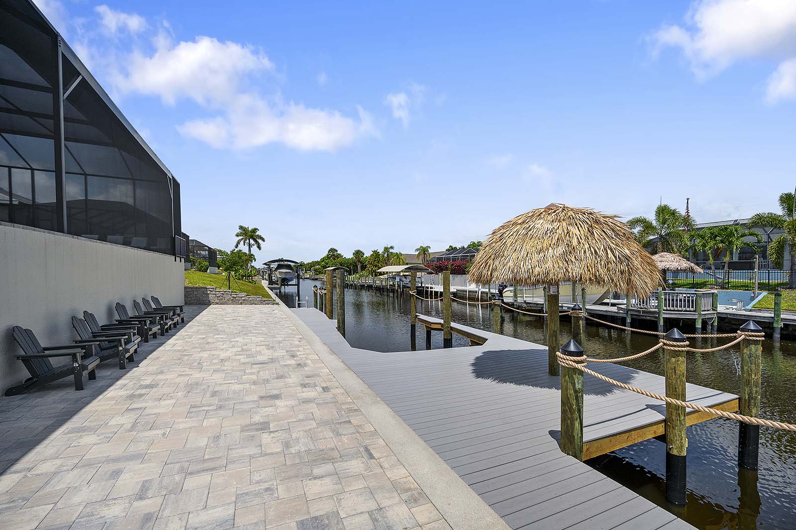Beheizter Salzwasser-Pool mit Sonnenliegen.
