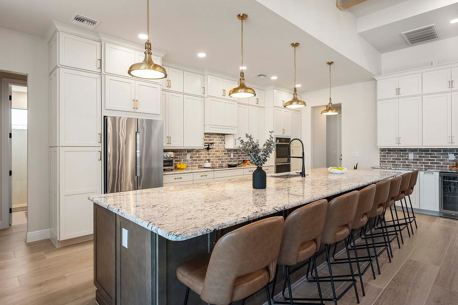 Beheizter Salzwasser-Pool mit Sonnenliegen.