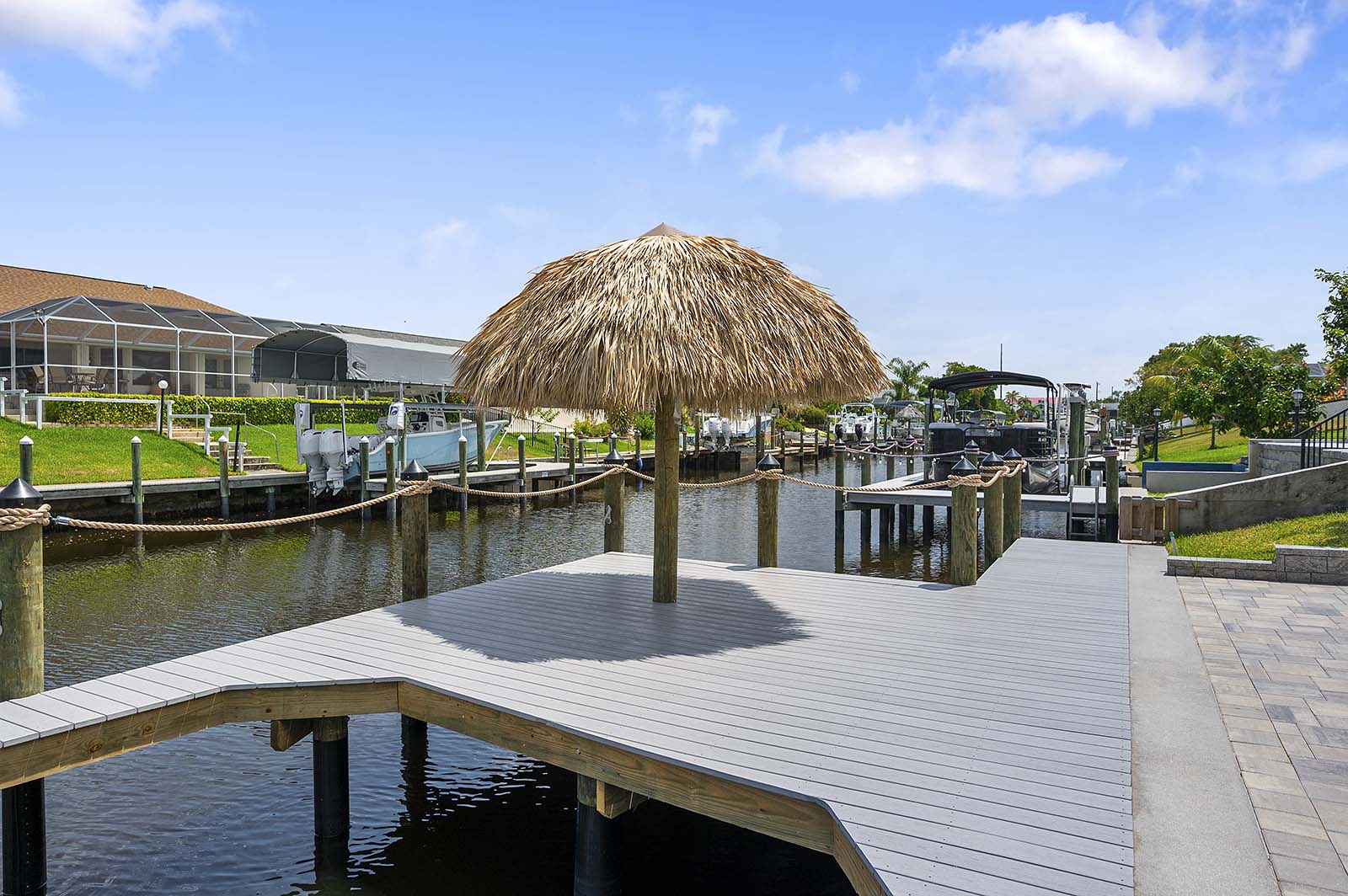Beheizter Salzwasser-Pool mit Sonnenliegen.