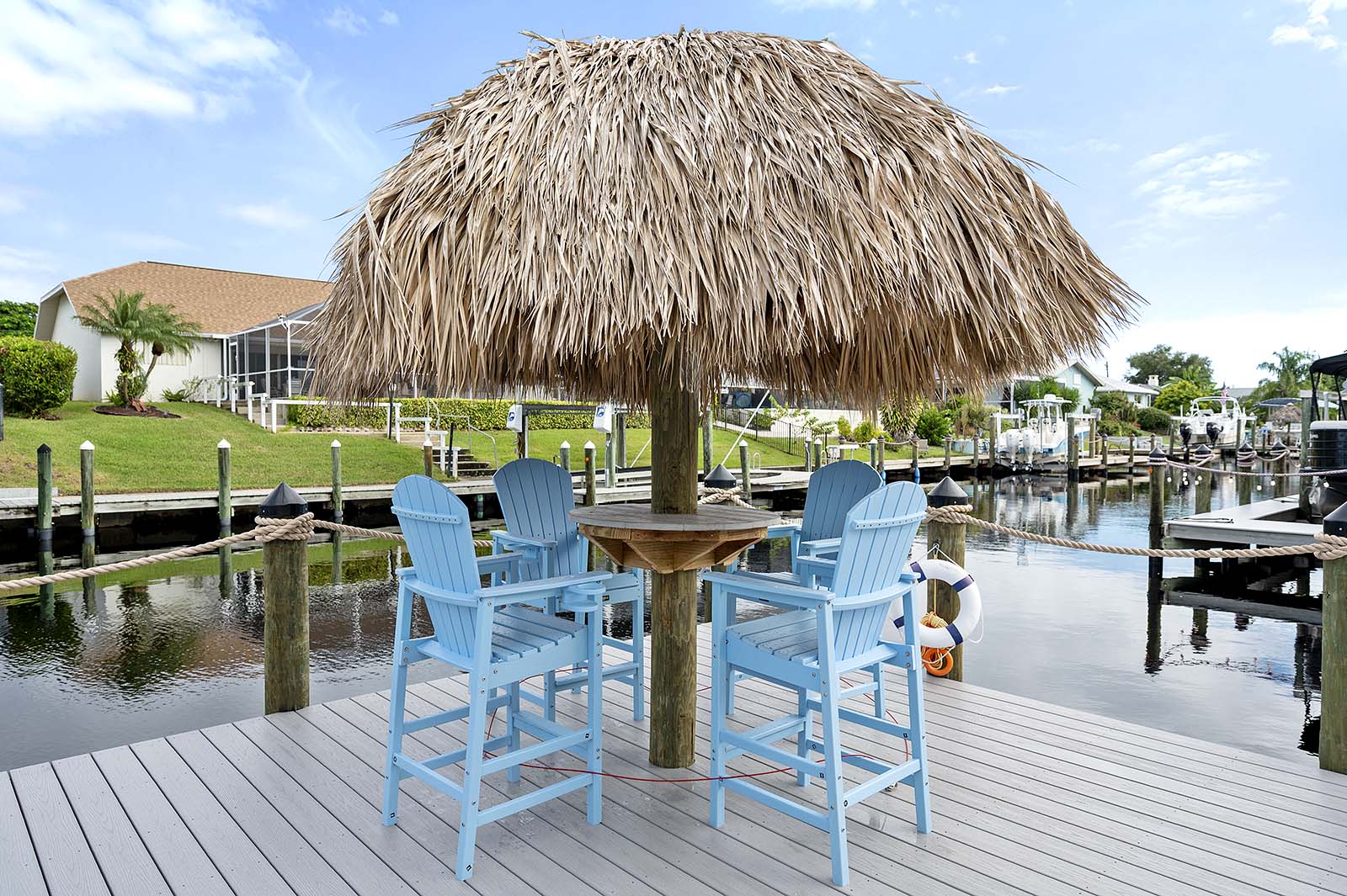 Beheizter Salzwasser-Pool mit Sonnenliegen.