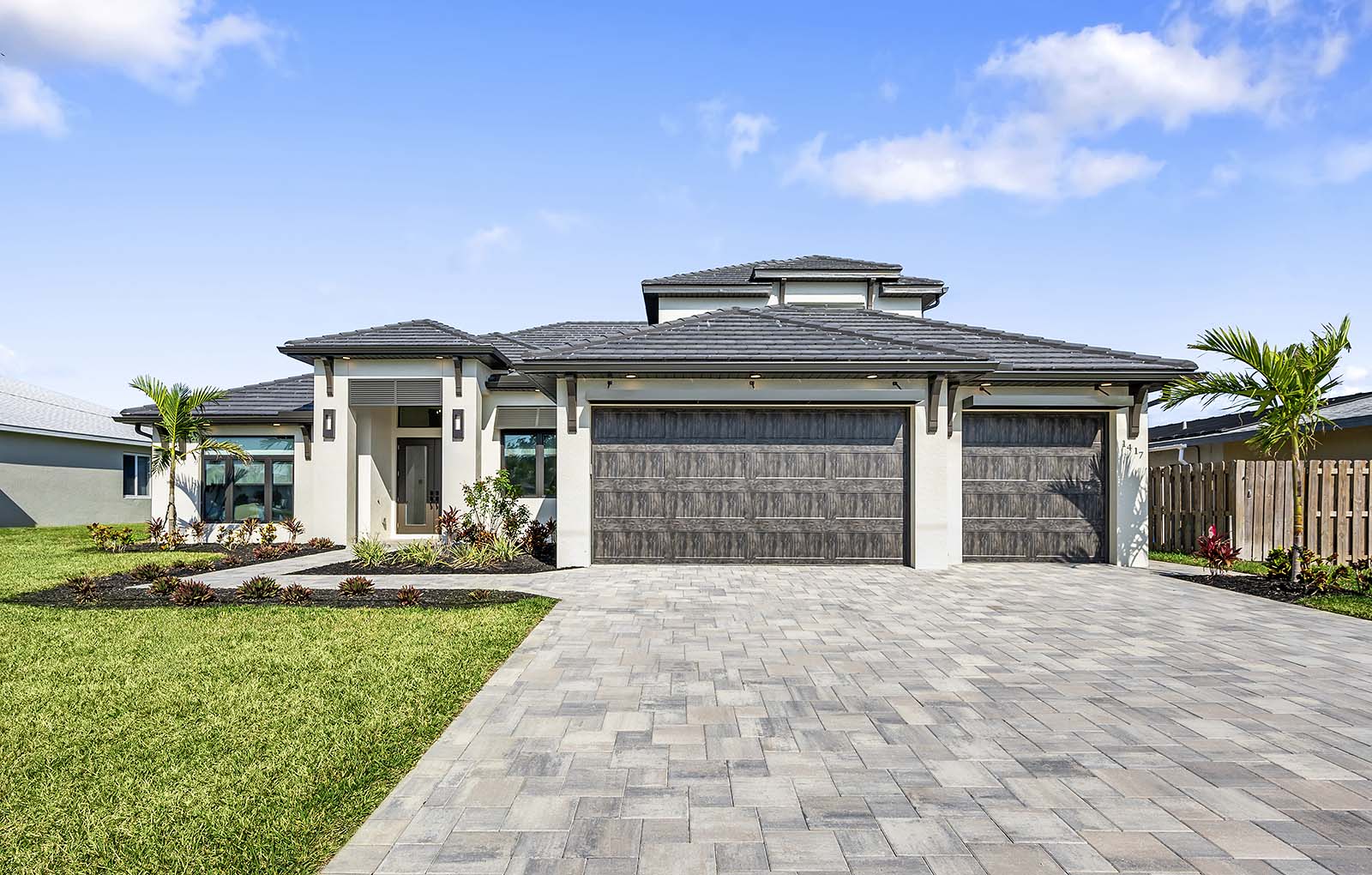 Beheizter Salzwasser-Pool mit Sonnenliegen.