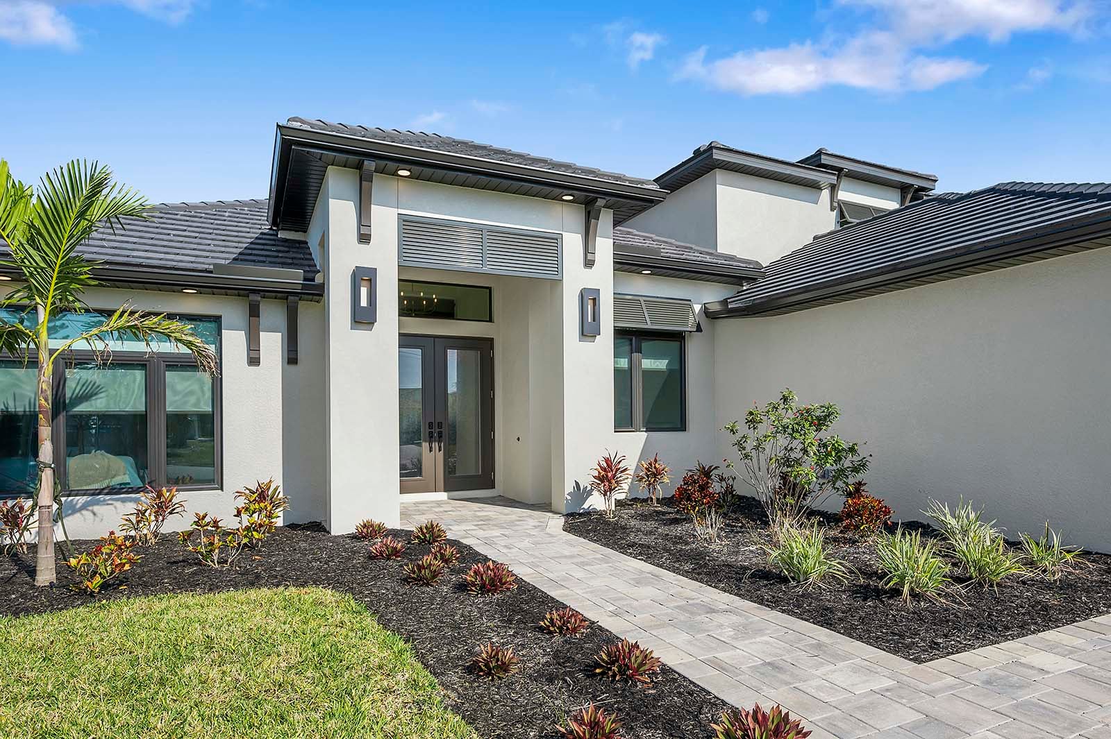 Beheizter Salzwasser-Pool mit Sonnenliegen.
