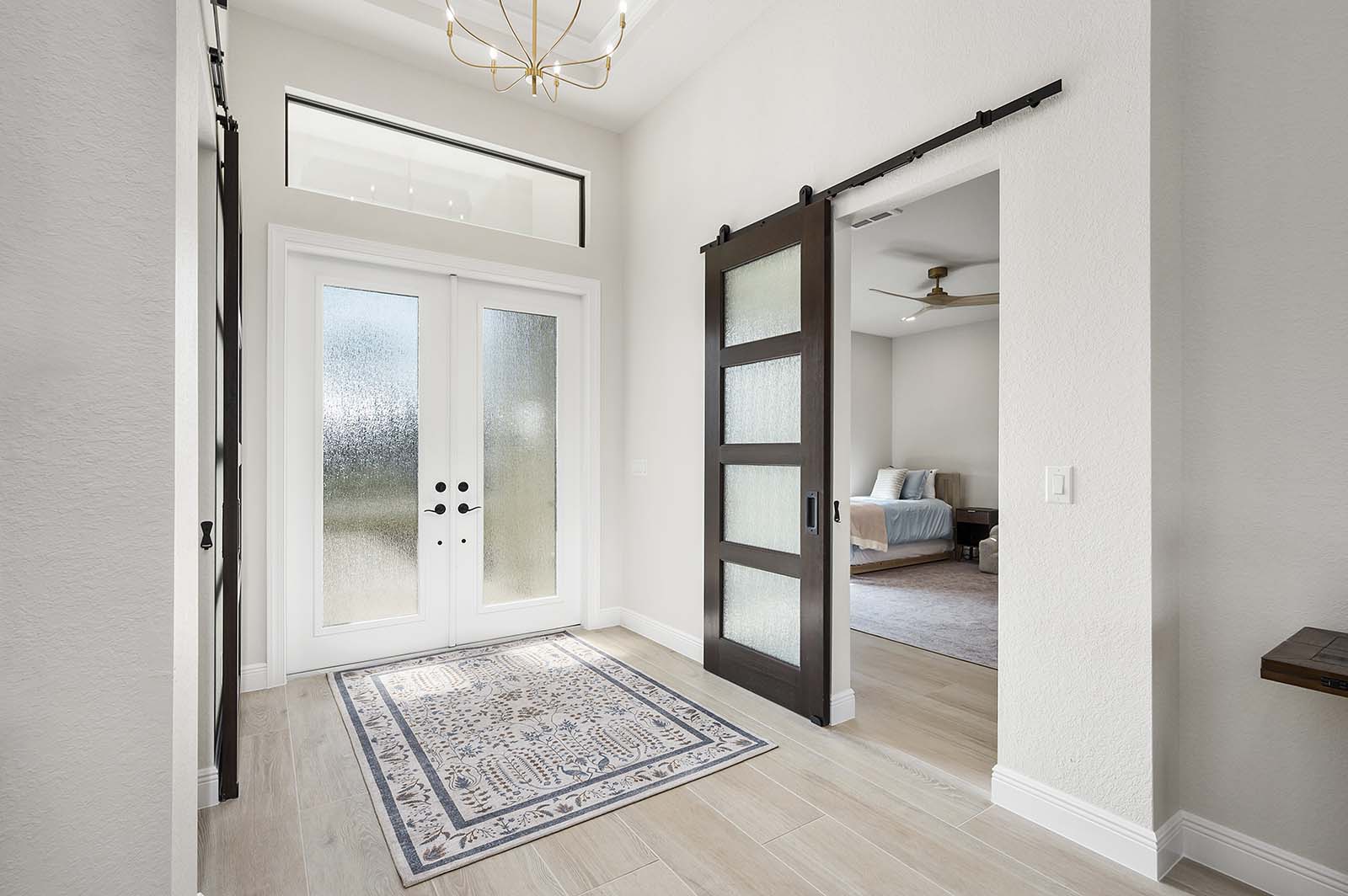 Beheizter Salzwasser-Pool mit Sonnenliegen.