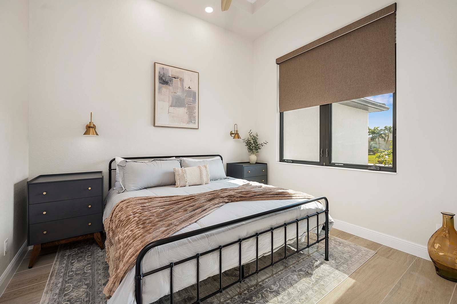 Beheizter Salzwasser-Pool mit Sonnenliegen.