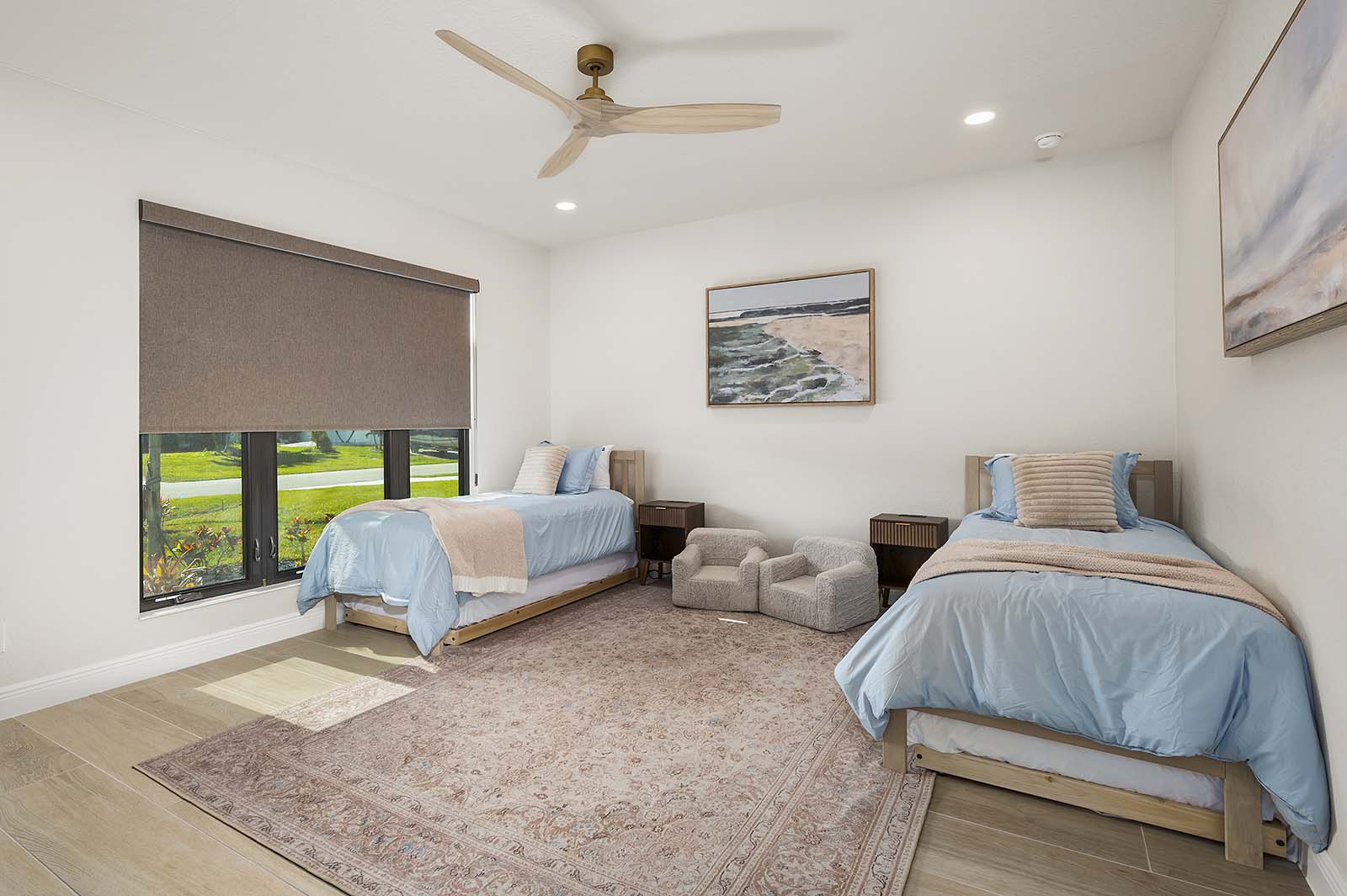 Beheizter Salzwasser-Pool mit Sonnenliegen.