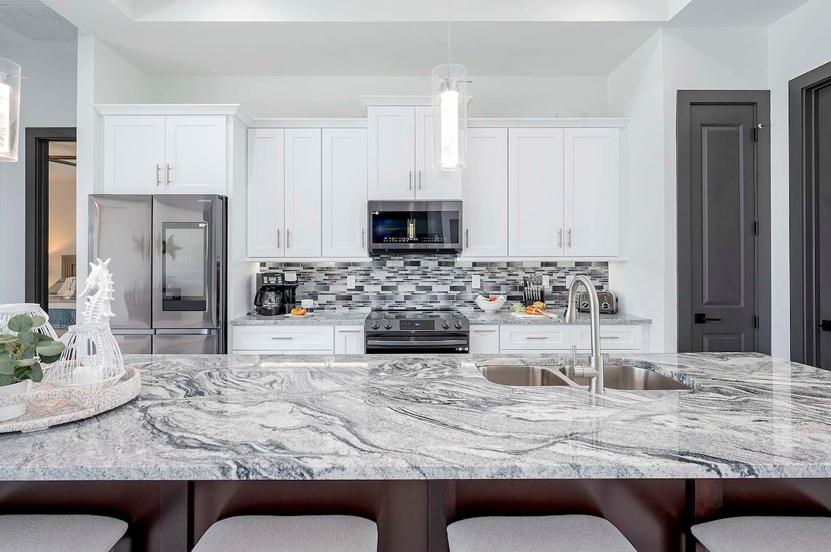 Privater Poolbereich mit Blick auf den Kanal und Bootsdock.