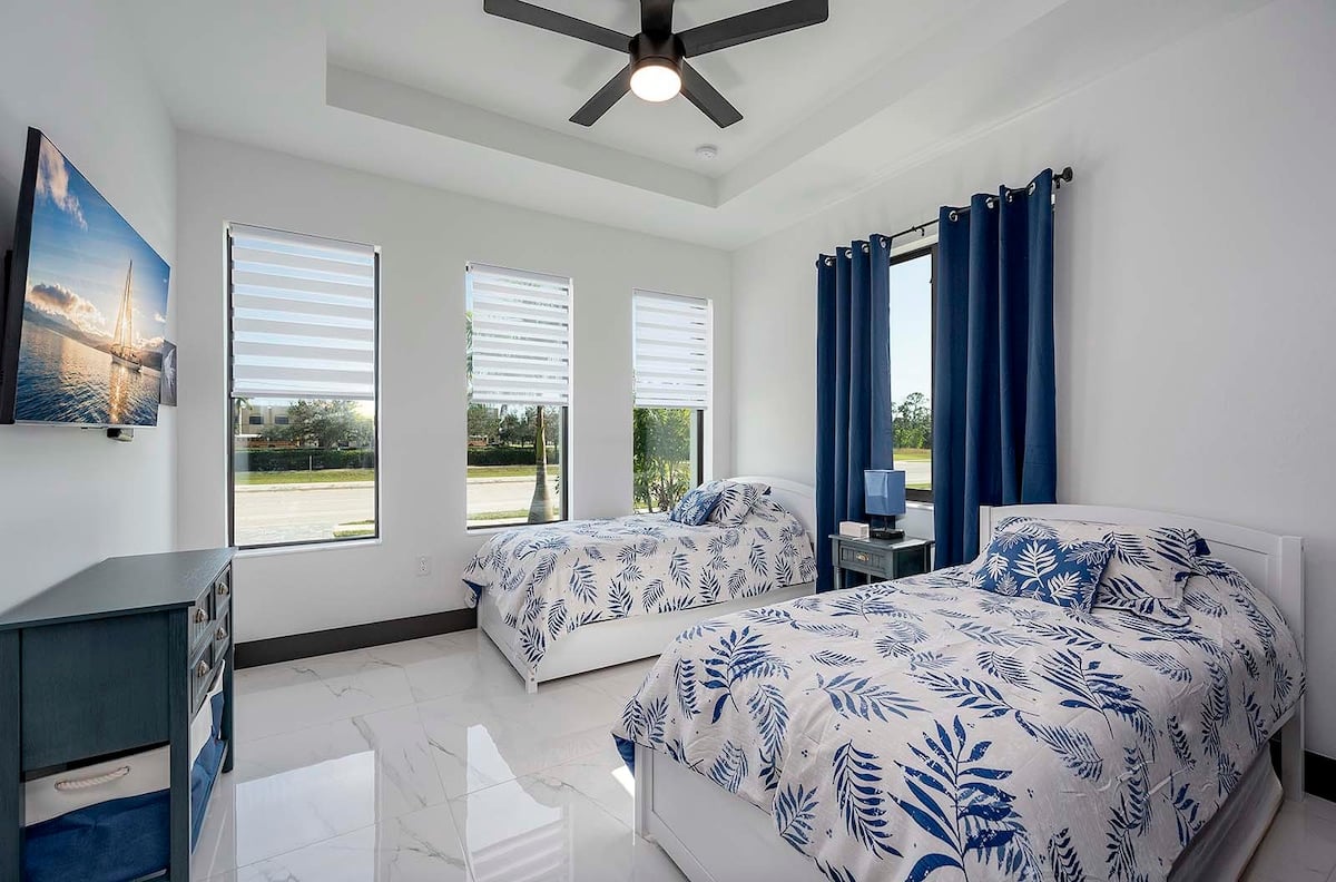 Privates Bootsdock am Kanal mit Blick Richtung Sonnenuntergang.