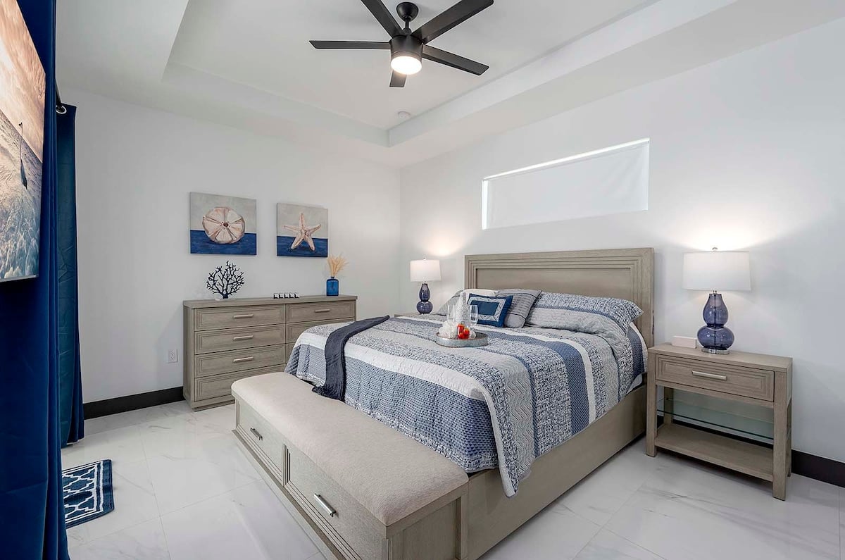 Privates Bootsdock am Kanal mit Blick auf den Sonnenuntergang.