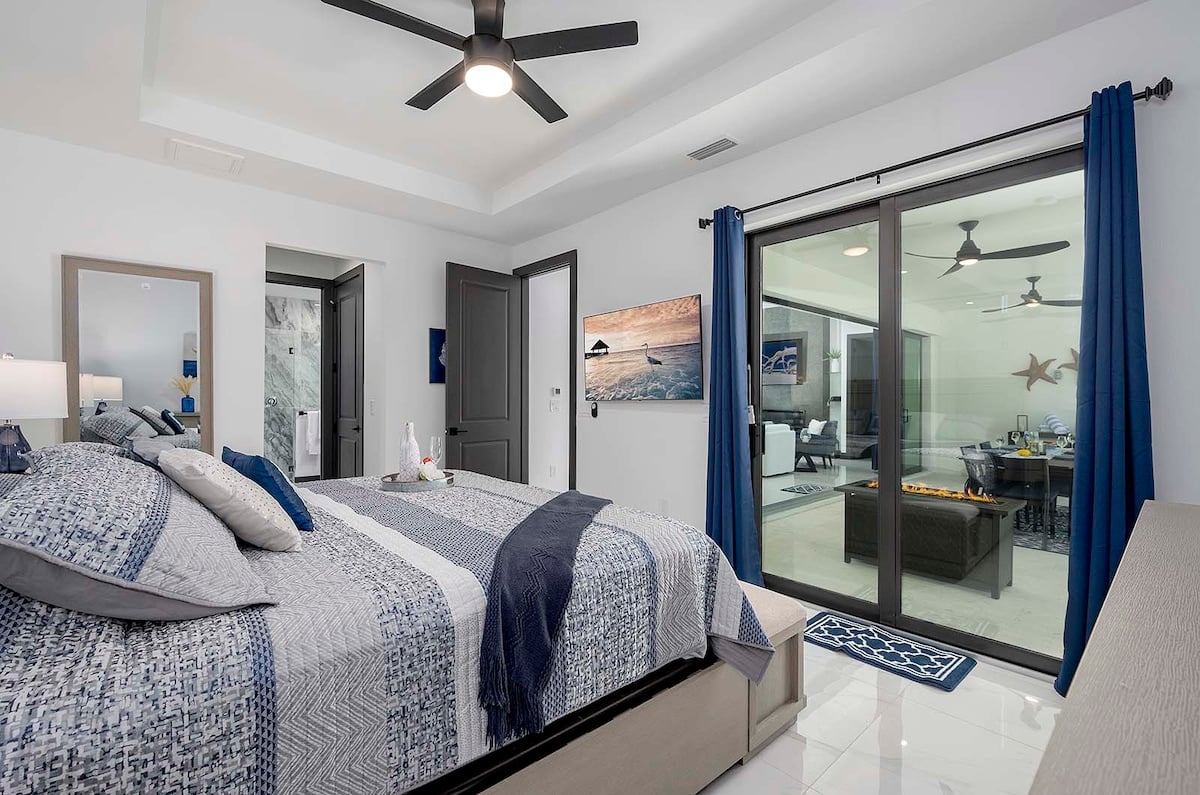 Blick vom Bootsdock auf den Kanal bei Sonnenuntergang.