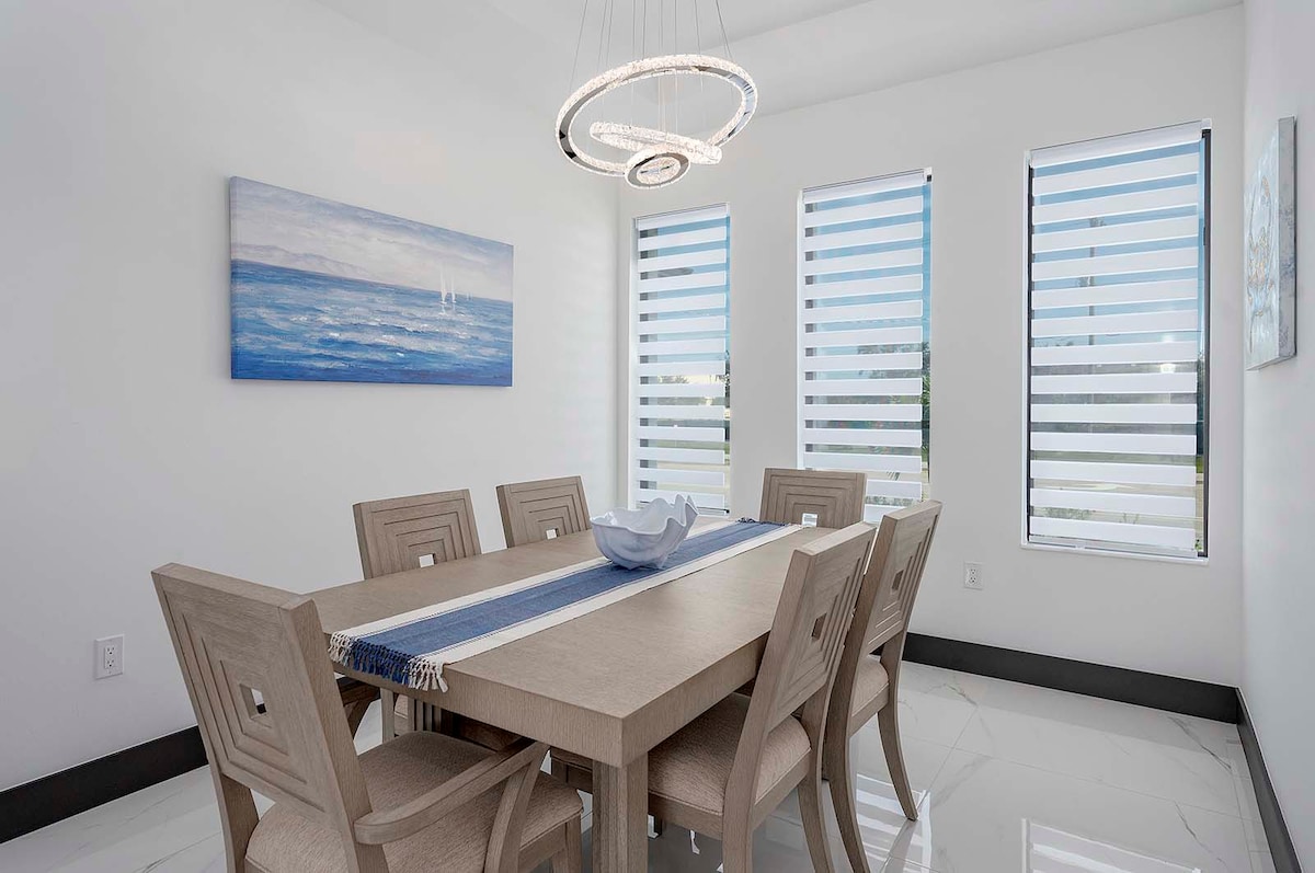 Privater Poolbereich mit Blick auf den Kanal und Bootsdock.