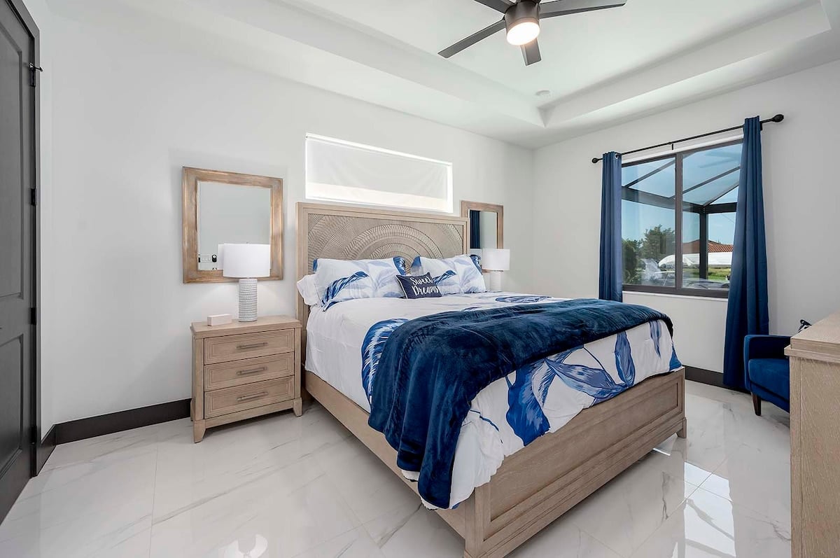 Privater Poolbereich mit Blick auf den Kanal.