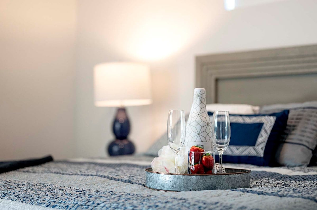 Blick auf den Kanal mit privatem Bootsdock und Sonnenuntergang.