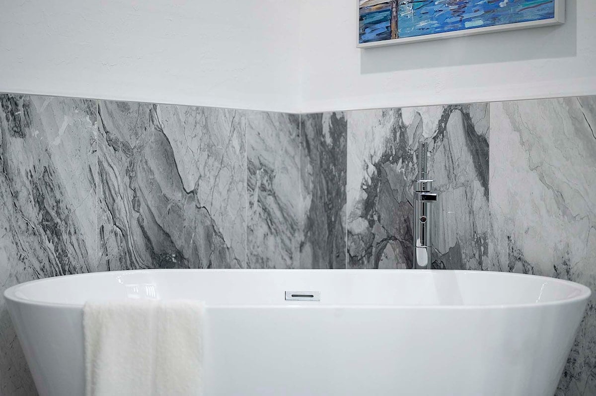 Privates Bootsdock am Kanal mit Blick auf das Wasser.