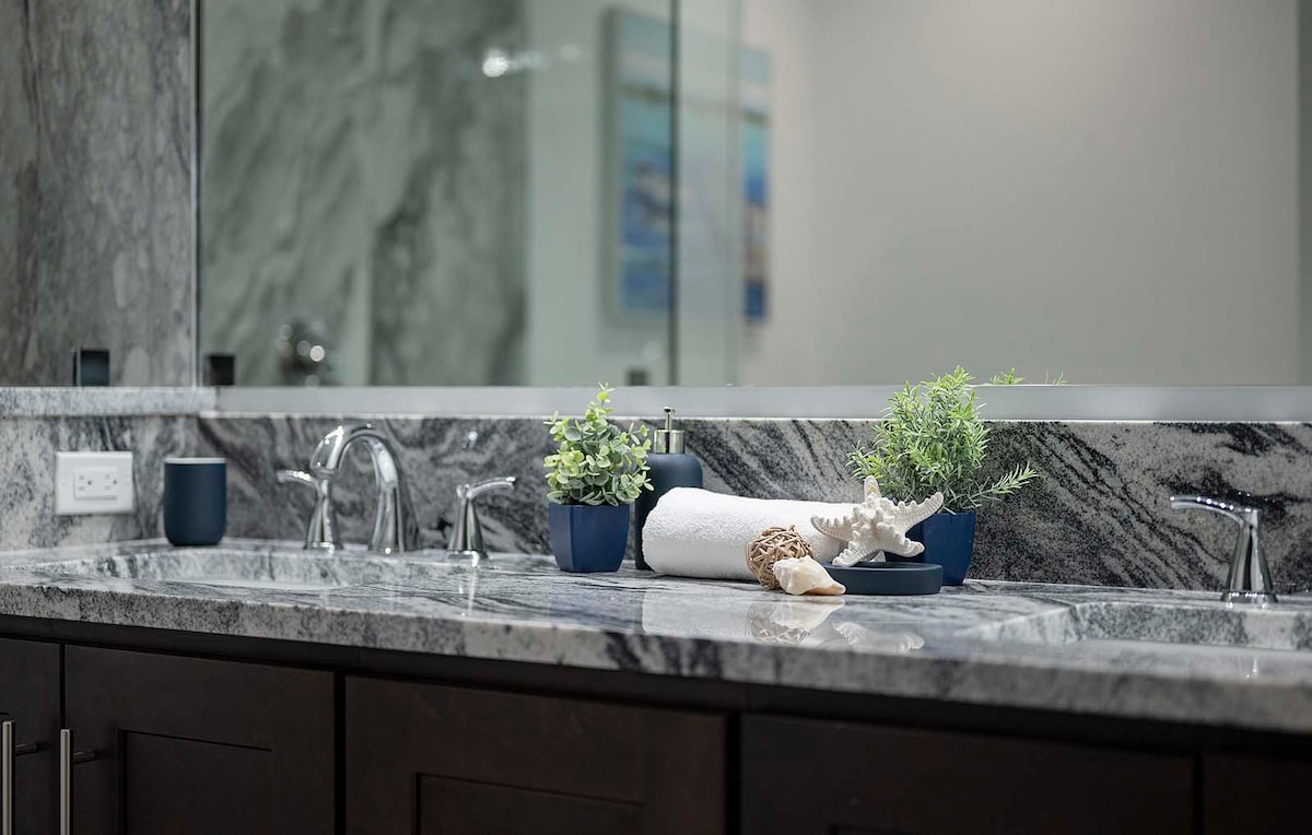 Blick auf den Kanal mit privatem Bootsdock bei Sonnenuntergang.