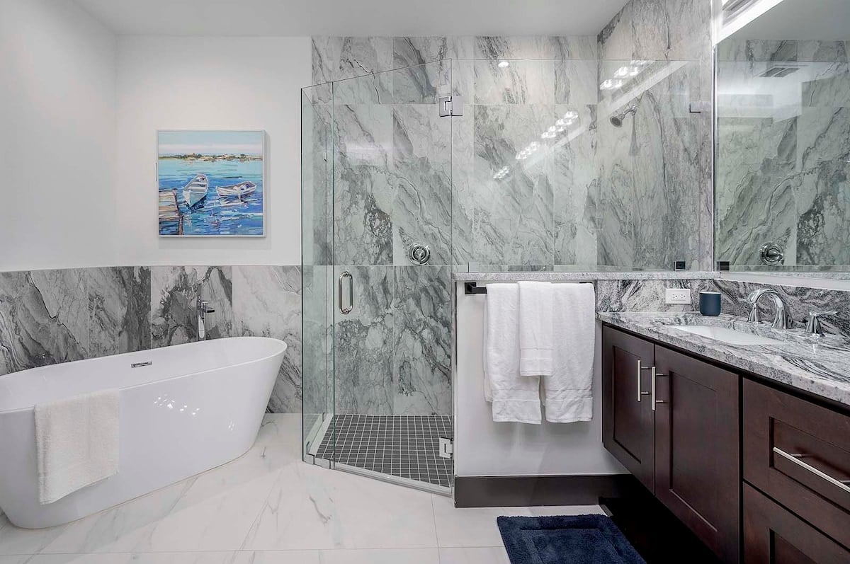 Blick auf den Kanal mit Bootsdock bei Sonnenuntergang.