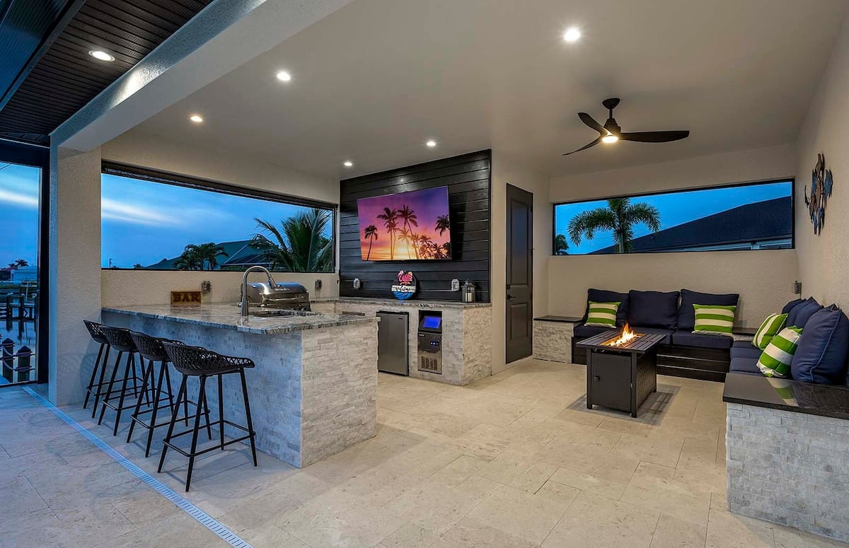 Offener Wohnbereich mit großen Fenstern und Blick auf den Kanal.