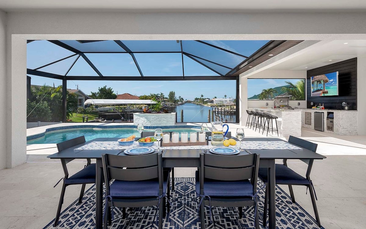 Privater Poolbereich mit Blick auf den Kanal und Bootsdock.