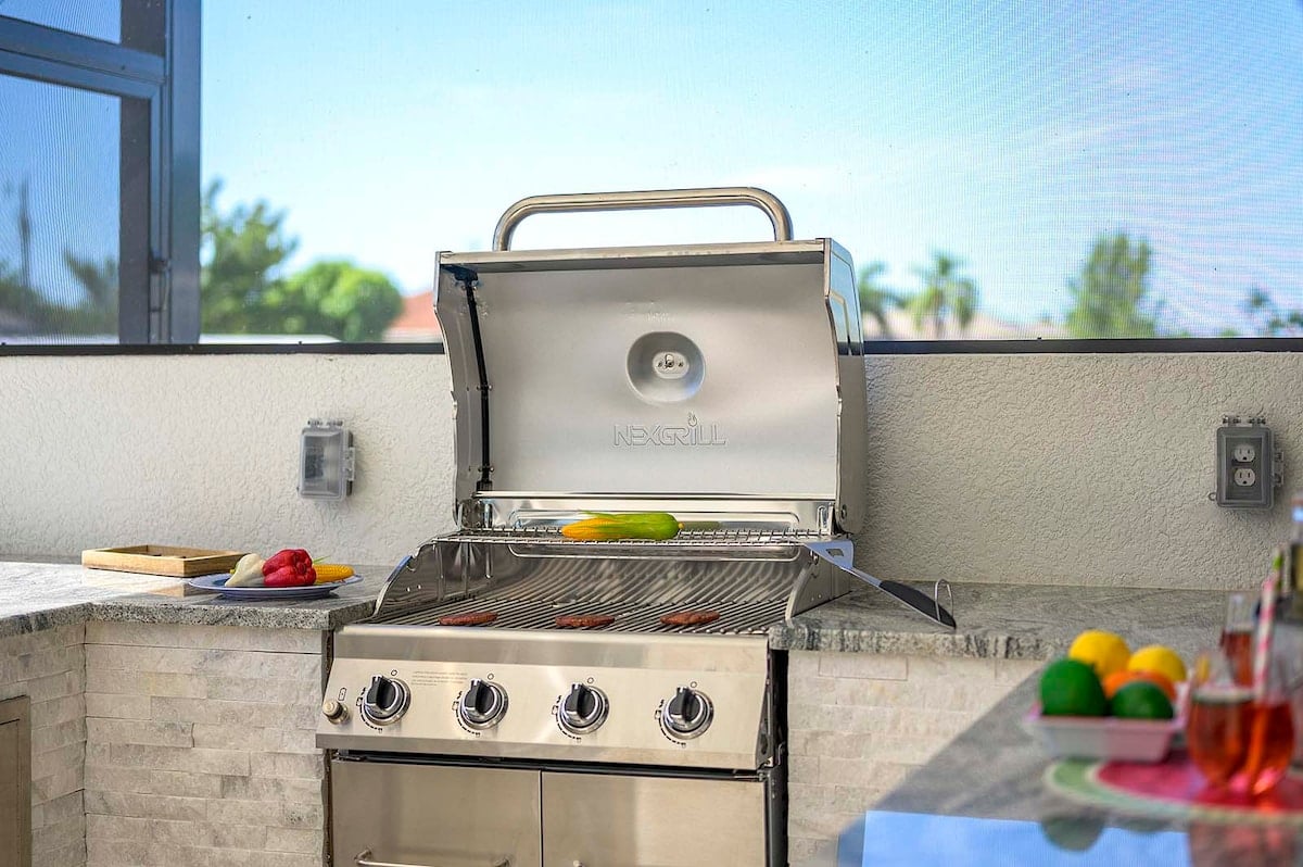 Bootsdock am Kanal mit Blick auf den Sonnenuntergang.